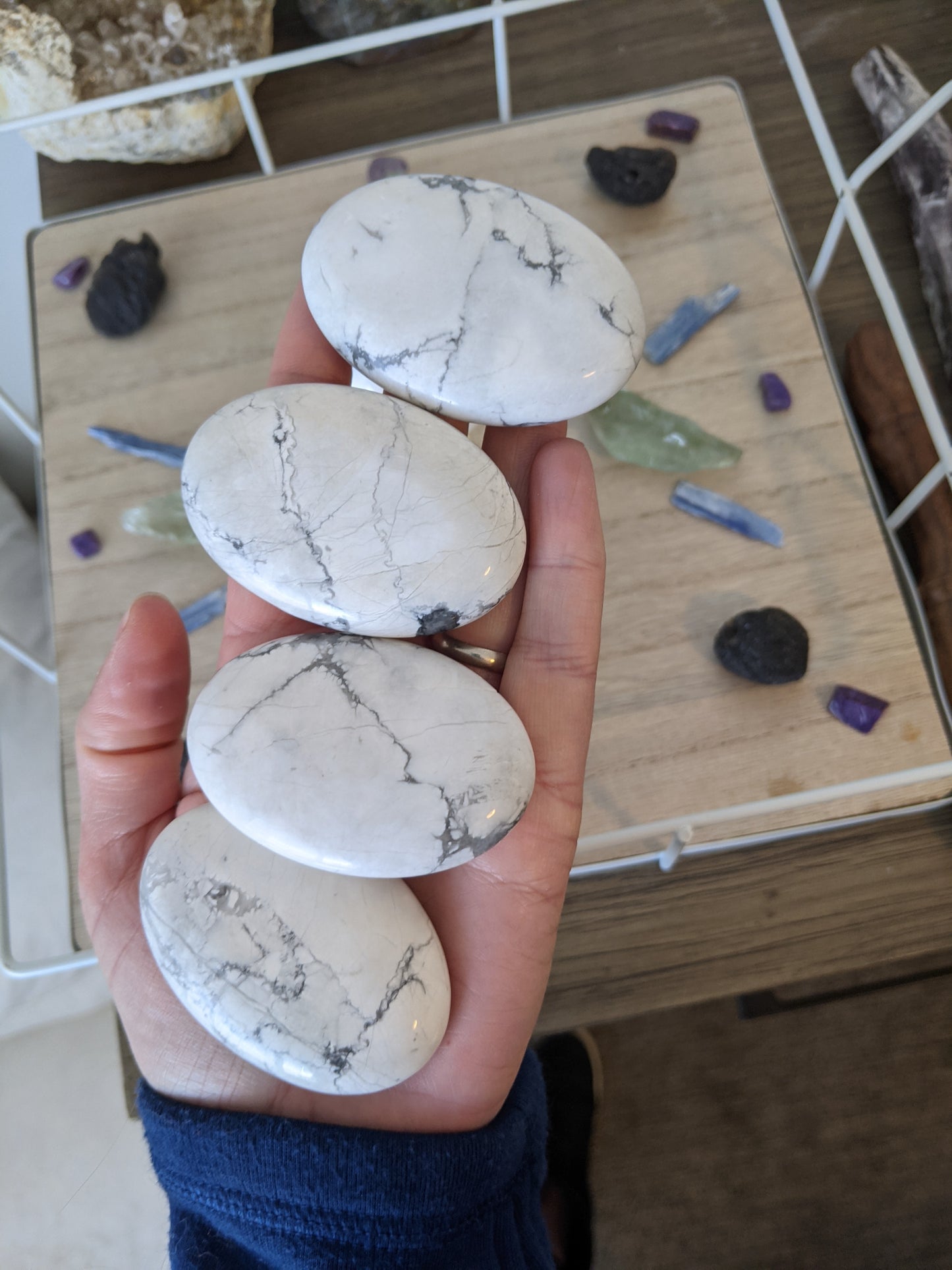 Howlite palm